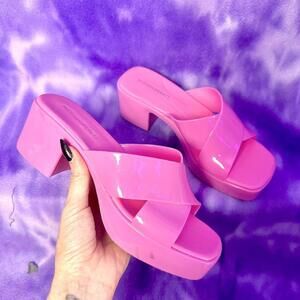 🩷 Pink jelly sandals with crossover strap and a chunky heel.